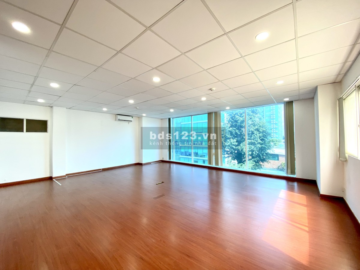 Cho thuê văn phòng 60m2 view kính đường Võ Văn Tần, Quận 3