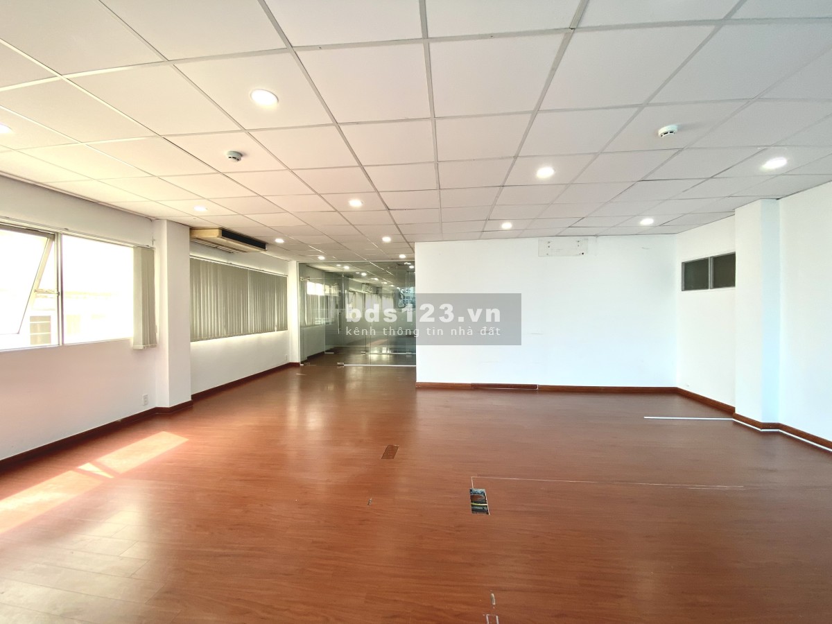 Cho thuê văn phòng 60m2 view kính đường Võ Văn Tần, Quận 3