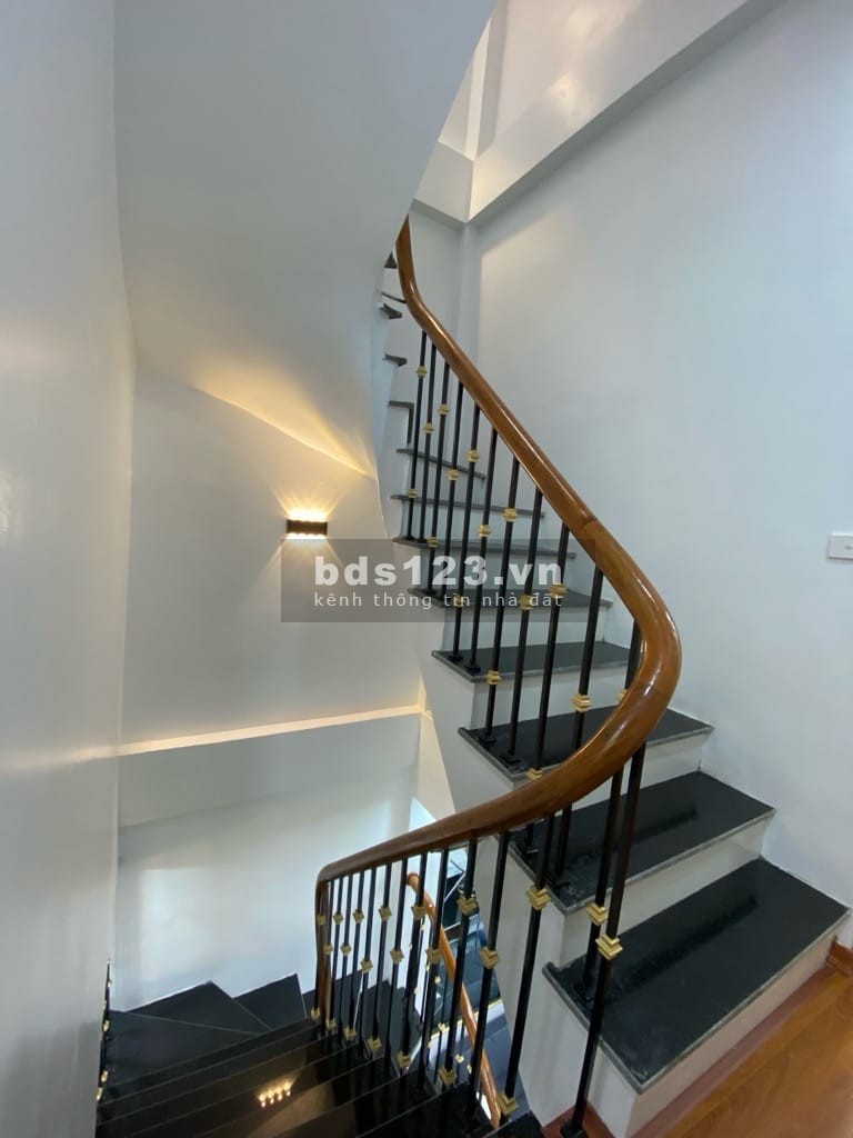 ĐỊNH CÔNG NHÀ LÔ GÓC 2 THOÁNG Ở SƯỚNG - DÂN XÂY CHẮC CHẮN - SỔ VUÔNG VẮN - NGÕ THÔNG OTO VÀO NHÀ