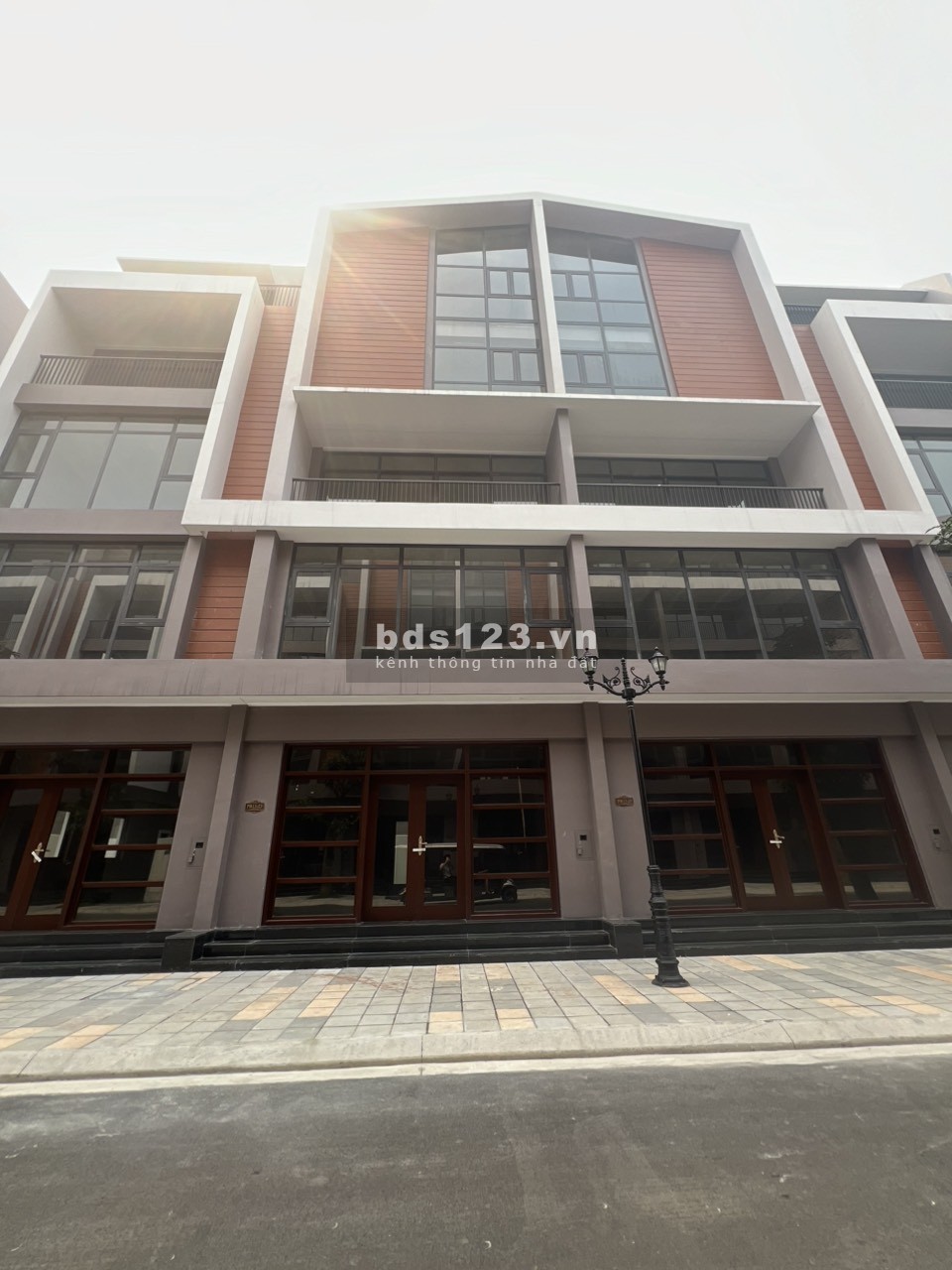 Bán Liền kề- Shop Phố Biển 78m mặt tiền 6m thiết kế full kính, kd đỉnh Vinhomes OCP3 giá 10,9 tỷ