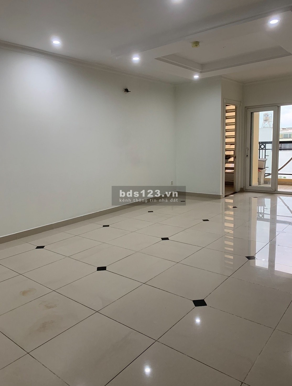 Chung cư 590 CMT8 - Quận 3 2pn, 2 nhà vệ sinh, 90m2 15tr/th. Nhà trống, có sẵn máy lạnh