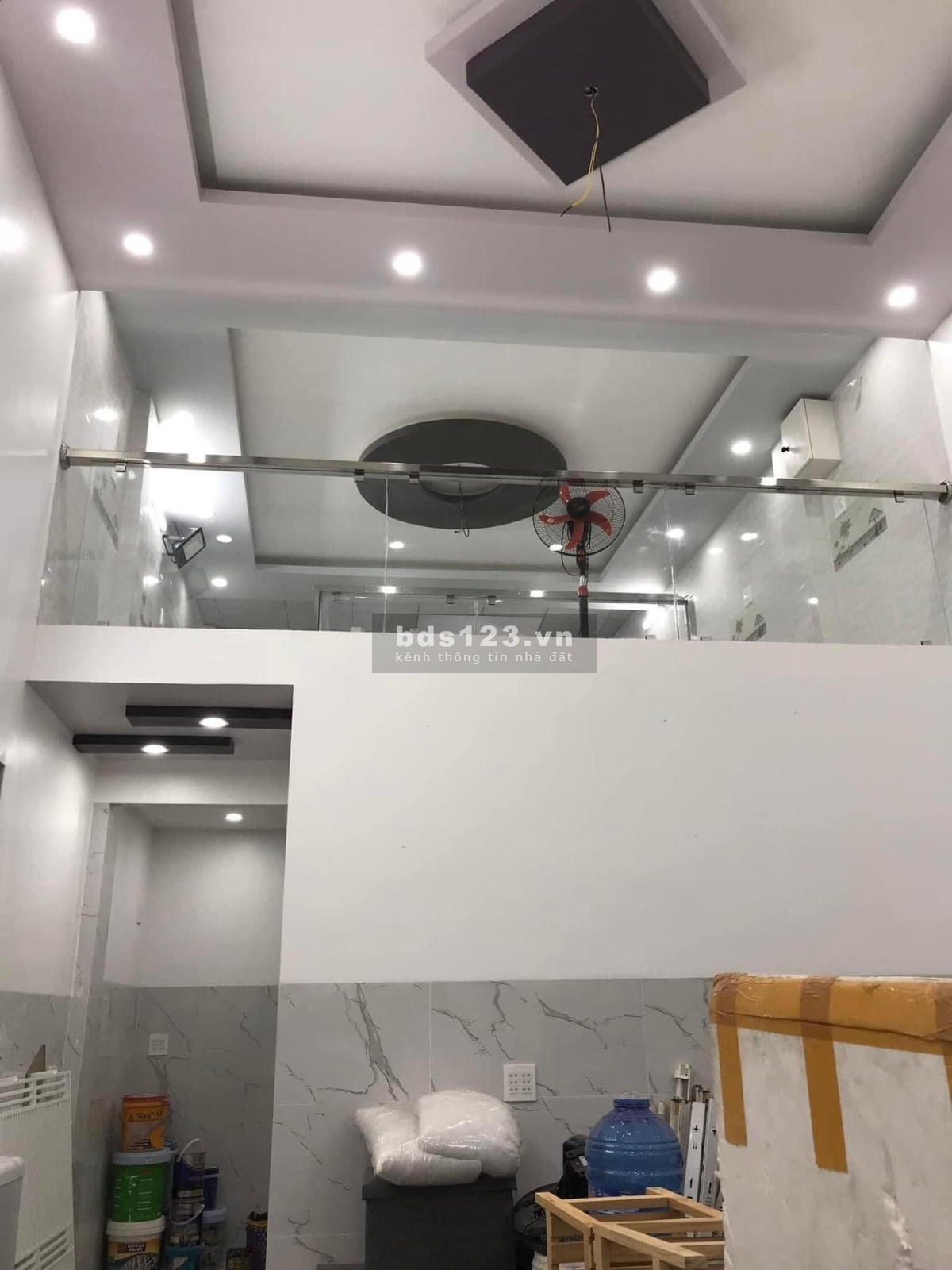 Cho thuê nhà cấp 3, 1T1gác lửng bê tông lót gạch bông.
