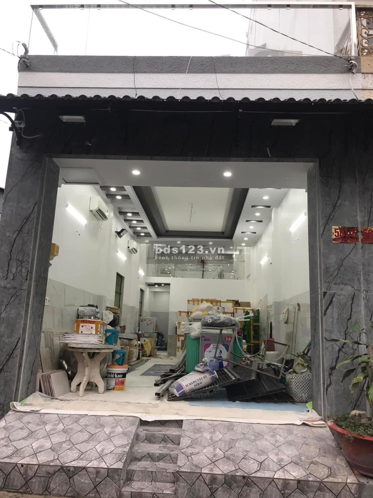 Cho thuê nhà cấp 3, 1T1gác lửng bê tông lót gạch bông.
