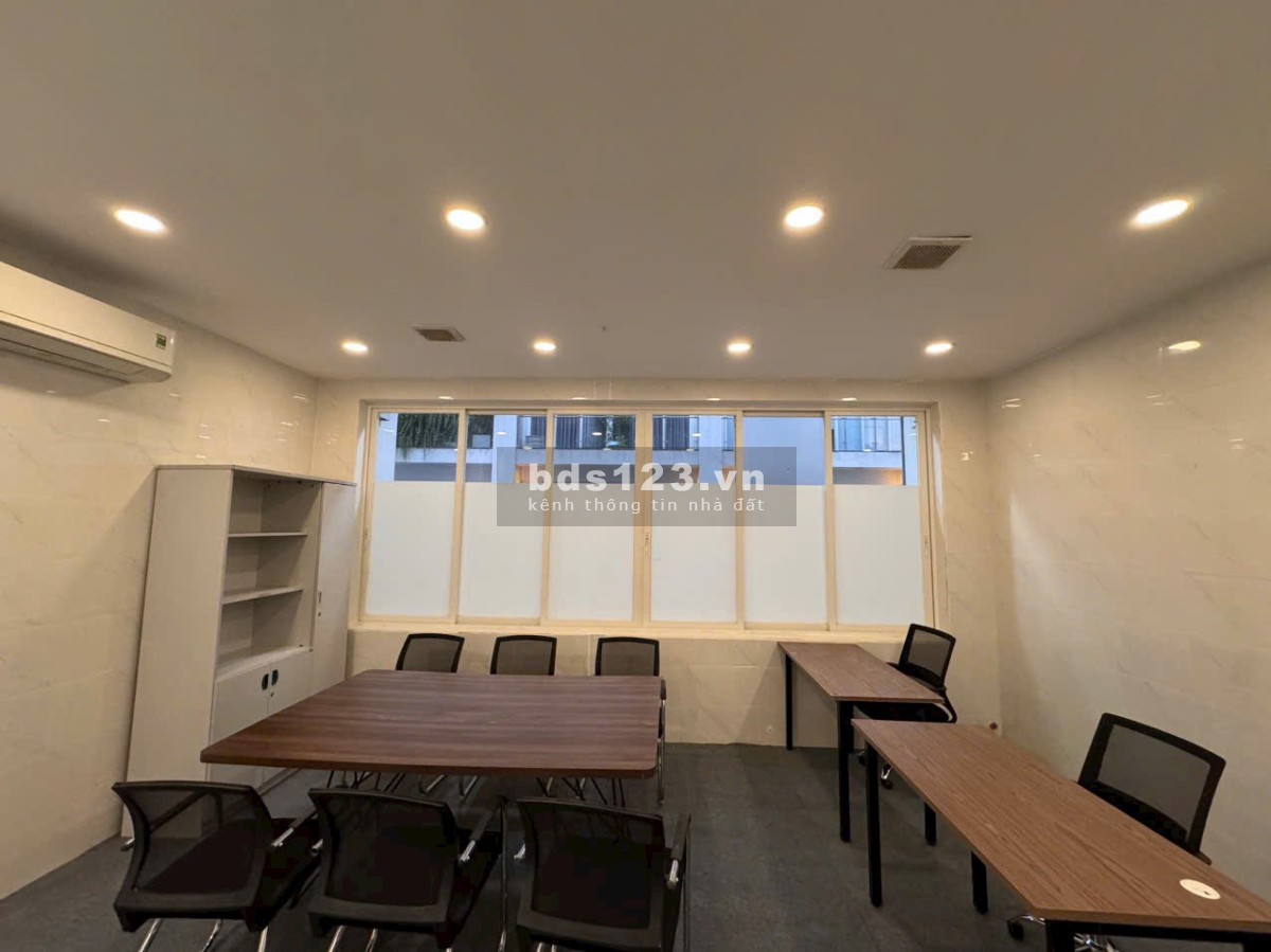 Văn phòng 80m2 đẳng cấp tại Sala, trang bị đầy đủ bàn ghế VP - Giá chỉ 30 triệu/tháng!"