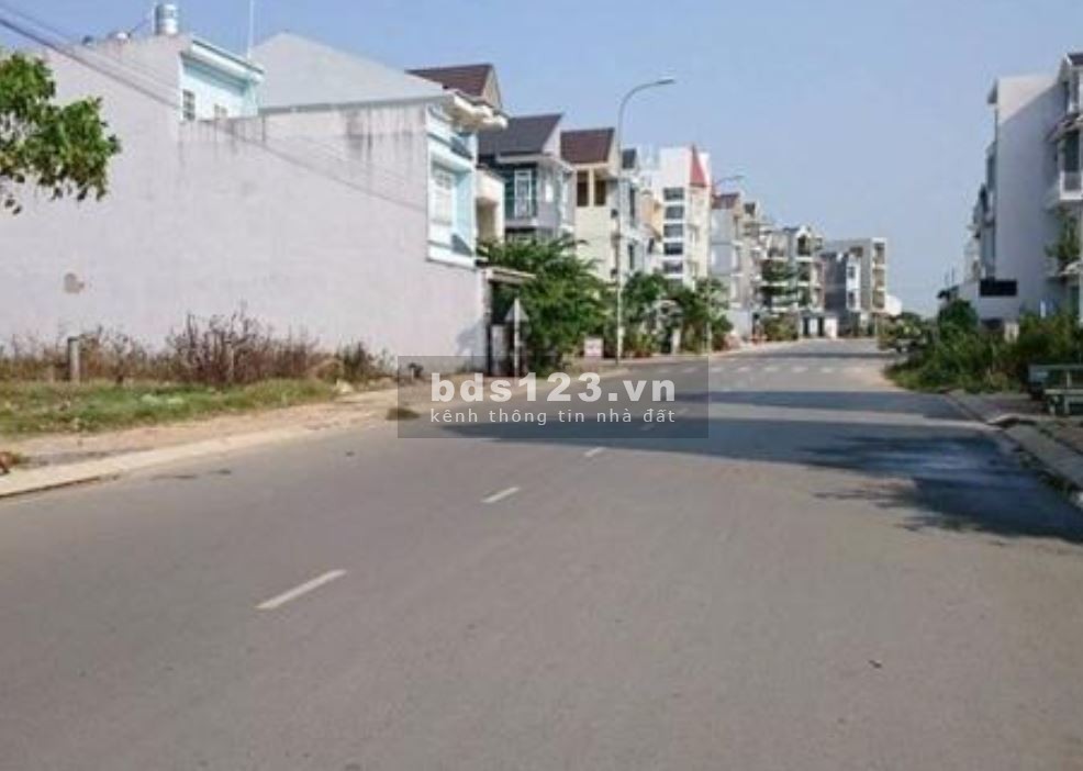 Giá 135 tr/m² bán đất ngay gần Vinhomes Q9, vị trí đắc địa mặt đường tuyệt đẹp.