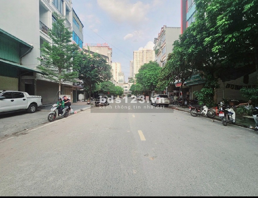 Bán nhà hai mặt tiền mặt phố 20m. LH : 0386.814.293