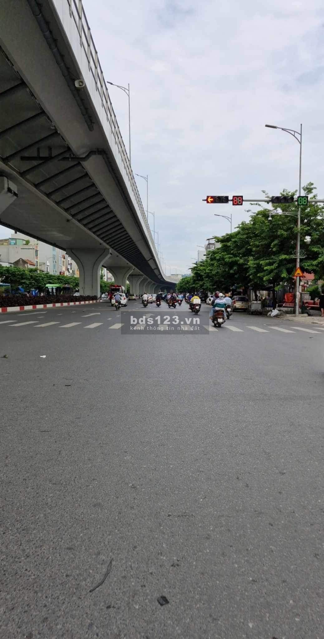 MÙA BÓNG ĐÁ ĐẾN CHỦ NHÀ LẠI CHƠI HẾT MÌNH KHÁCH CHỚP CƠ HỘI NHÉ Nhà phố Hào Nam