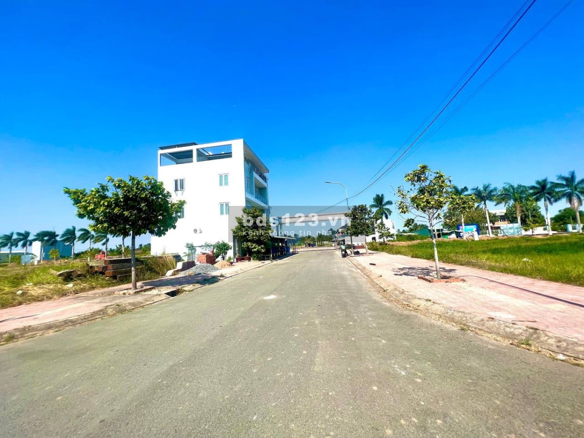 CẦN BÁN GẤP LÔ NGỘP NGAY TẠI ĐÔ THỊ CHỈ 1TY098