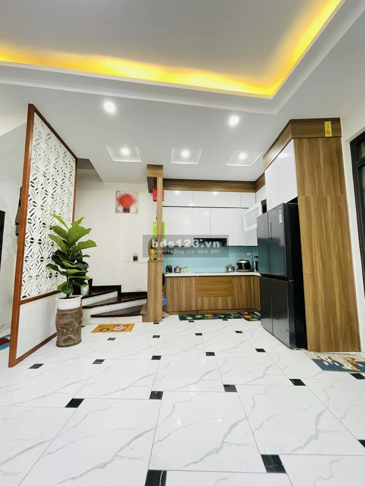 Bán nhà phố Chùa Láng, Đống Đa 40m2, MT 5,6m, gần Ô To. Nhỉnh 6 tỷ.
