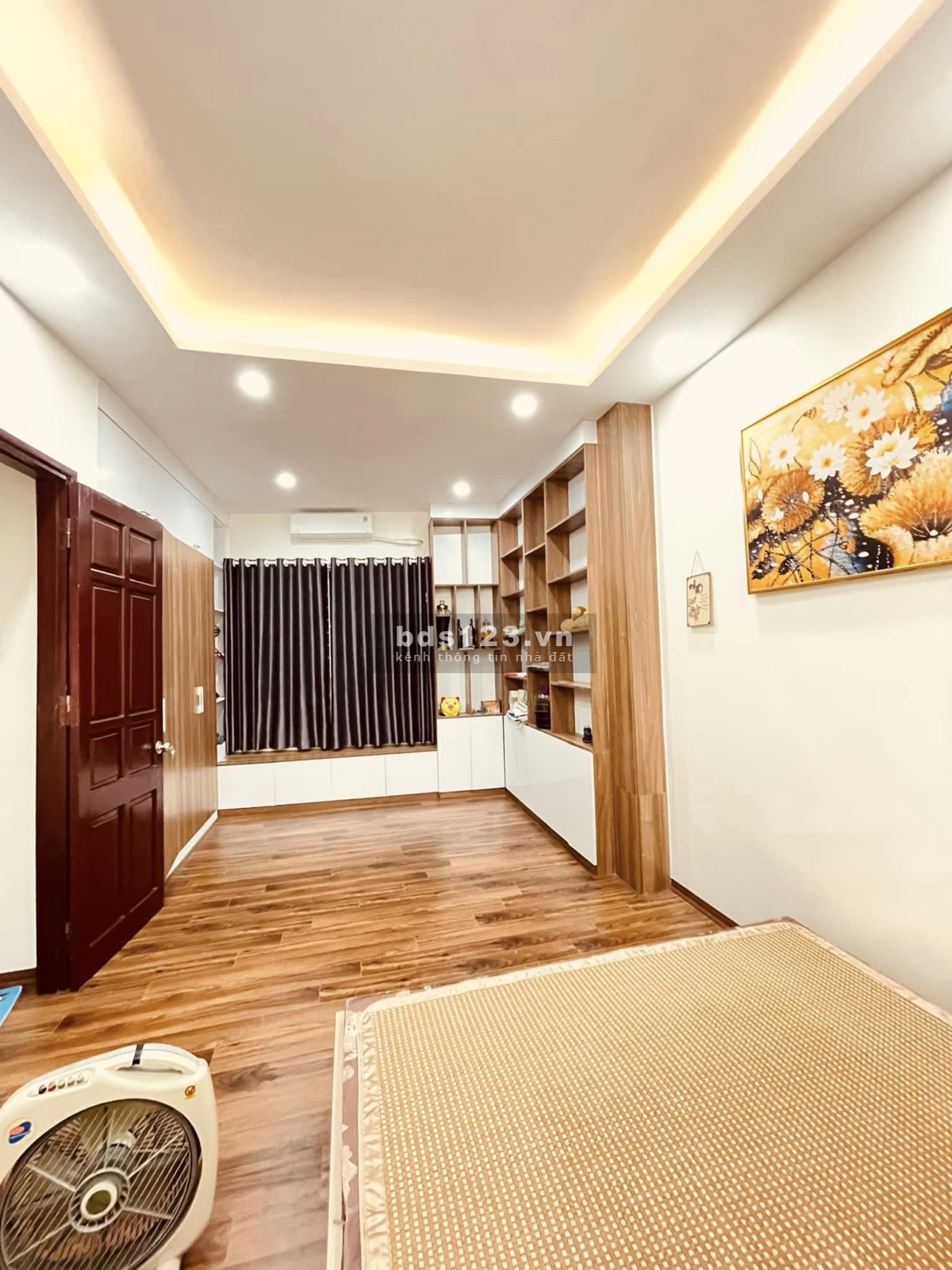 Bán nhà phố Chùa Láng, Đống Đa 40m2, MT 5,6m, gần Ô To. Nhỉnh 6 tỷ.