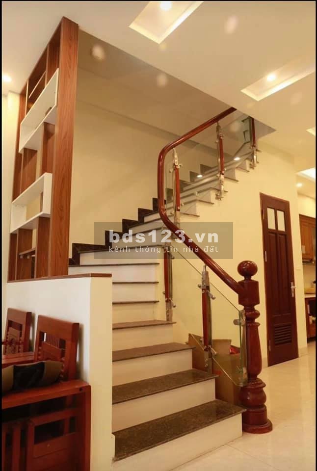 Bán nhà Tân Mai, Nội thất lung linh, 5 bước ra hồ Đền lừ, 43m2, 3.65 tỷ