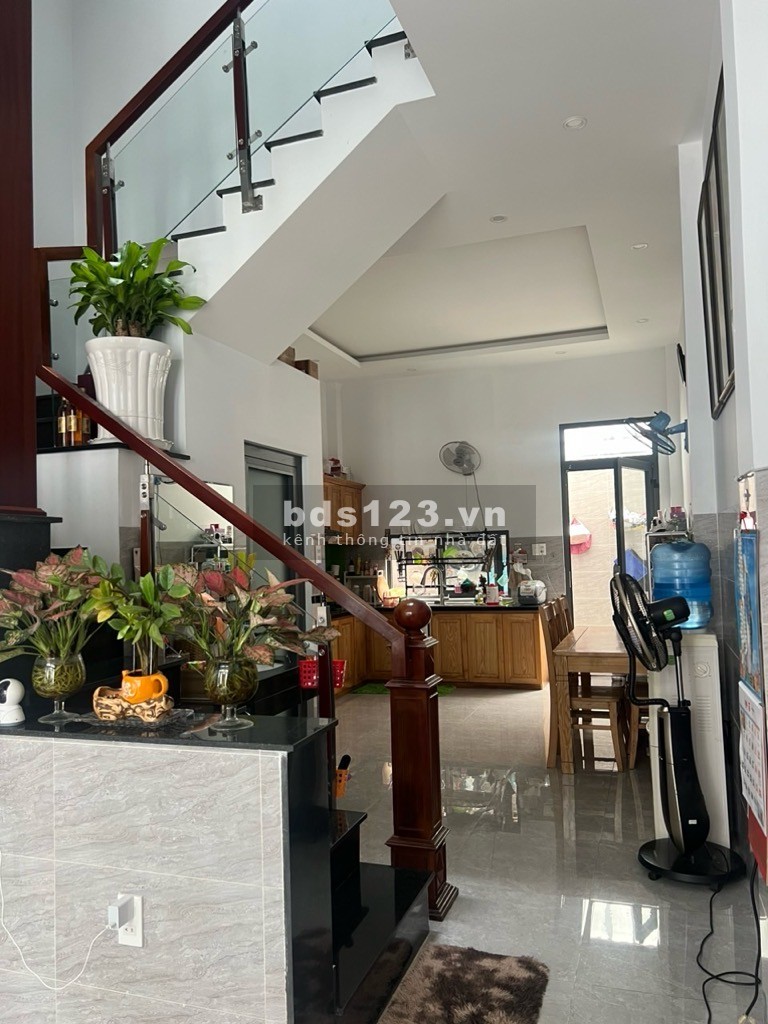 Bán nhà 3 tầng, 3pn, oto đỗ cửa, trung tâm Tăng Nhơn Phú B, Quận 9. Giá 5.1 tỷ