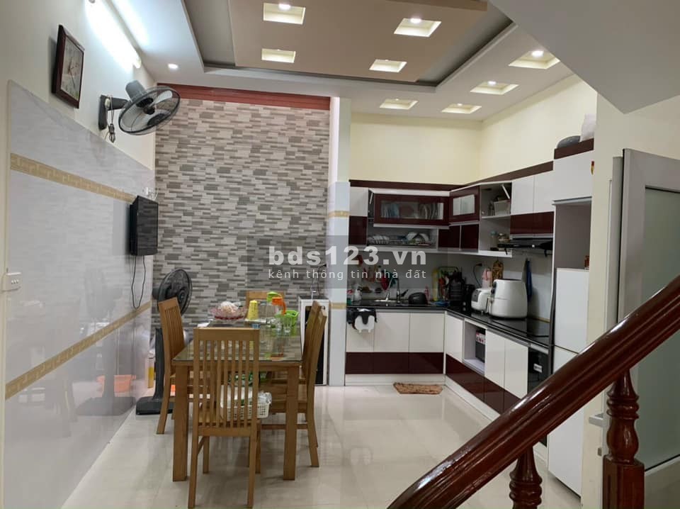 Bán nhà Lĩnh Nam, Ngõ rộng ô tô tránh, dân trí tốt, 40m2, 6.2 tỷ