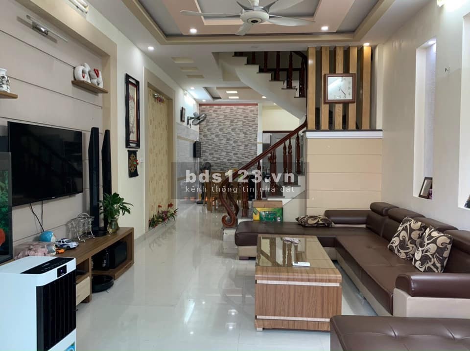Bán nhà Lĩnh Nam, Ngõ rộng ô tô tránh, dân trí tốt, 40m2, 6.2 tỷ