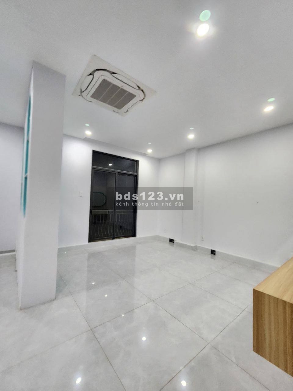 SHOCK PRICE- NHÀ PHỐ VINHOMES GRAND PARK CHO THUÊ CÓ THANG MÁY