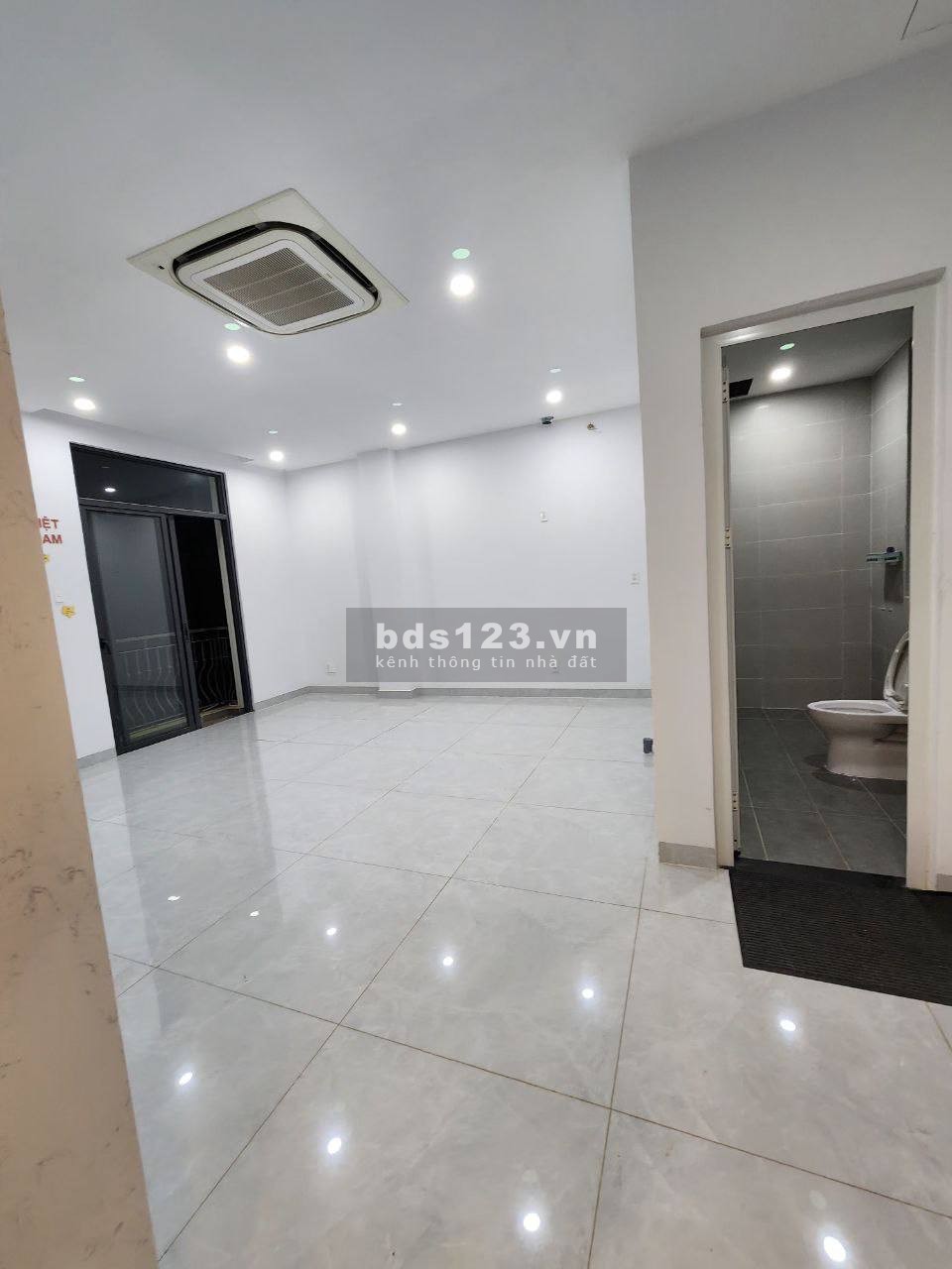 SHOCK PRICE- NHÀ PHỐ VINHOMES GRAND PARK CHO THUÊ CÓ THANG MÁY