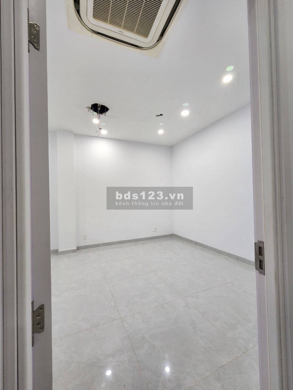 SHOCK PRICE- NHÀ PHỐ VINHOMES GRAND PARK CHO THUÊ CÓ THANG MÁY