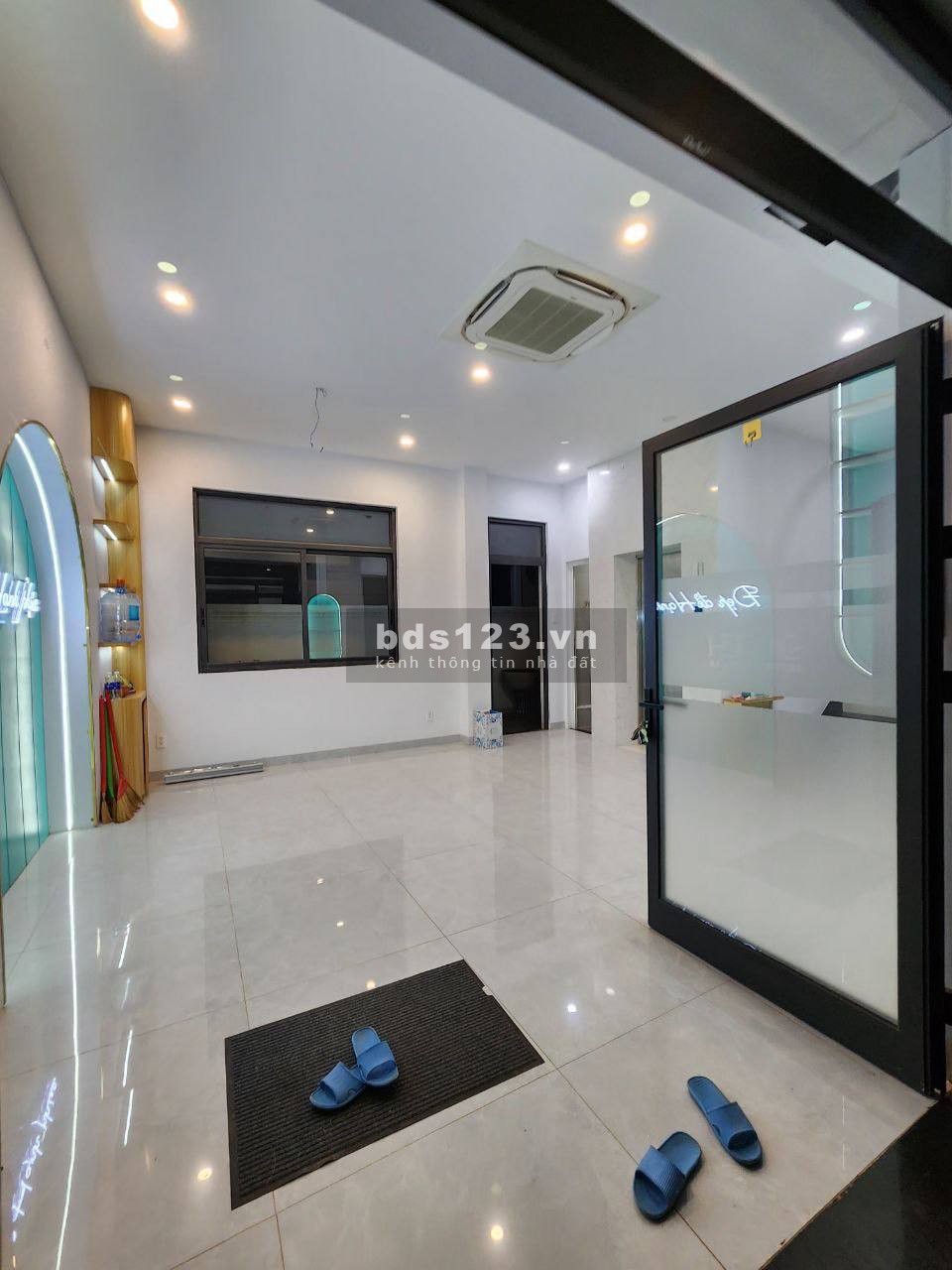 SHOCK PRICE- NHÀ PHỐ VINHOMES GRAND PARK CHO THUÊ CÓ THANG MÁY