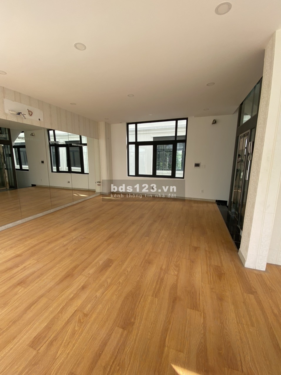 Cho thuê nhà phố 84m2 Manhattan Vinhomes Grand park, 20 triệu/ tháng/nguyên căn có Thang máy