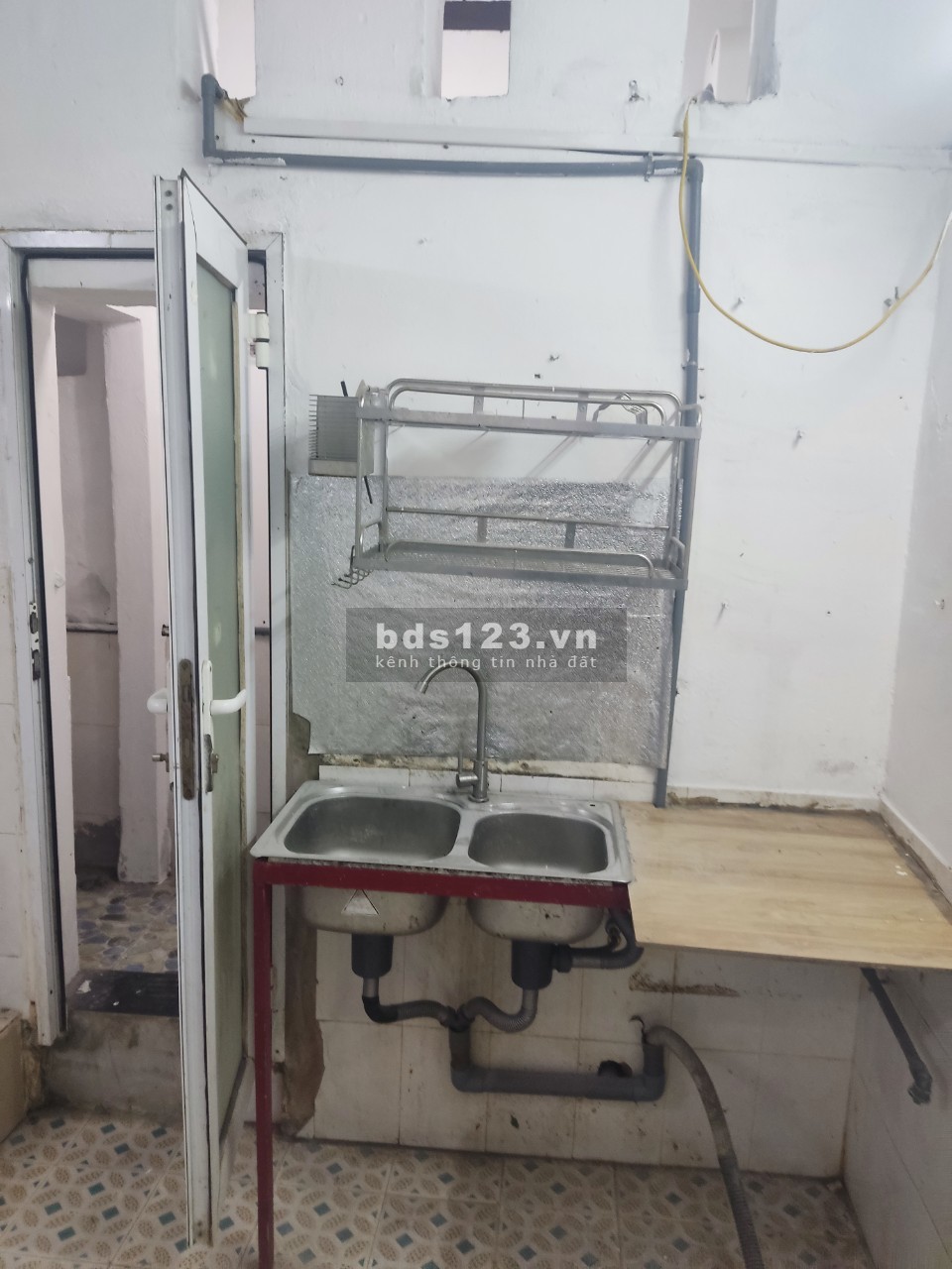 Cho thuê nhà tập thể tầng 2 (nhà riêng tại Định Công), diện tích 40m2 có gác xép, giá 4 triệu/tháng.