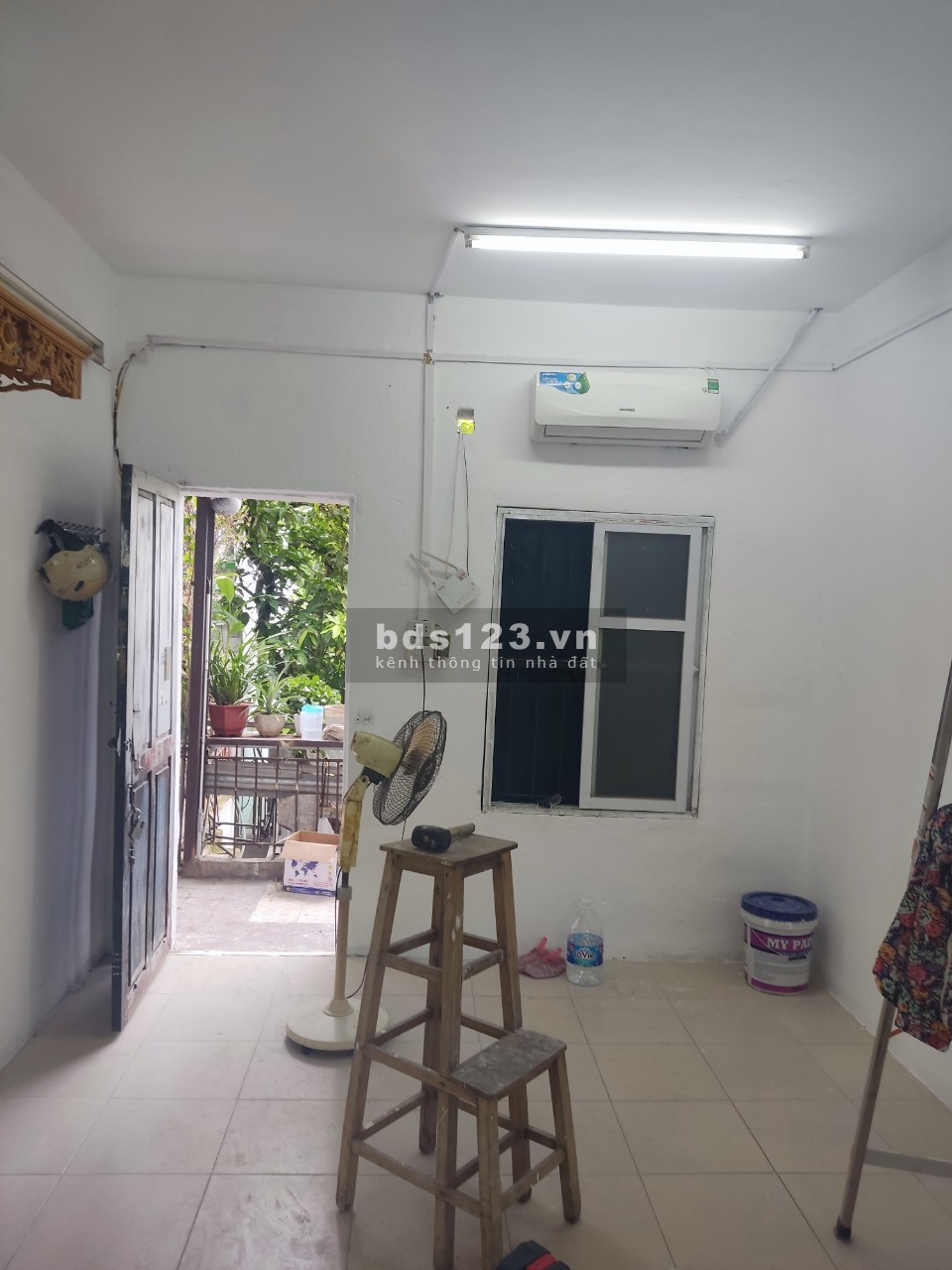 Cho thuê nhà tập thể tầng 2 (nhà riêng tại Định Công), diện tích 40m2 có gác xép, giá 4 triệu/tháng.