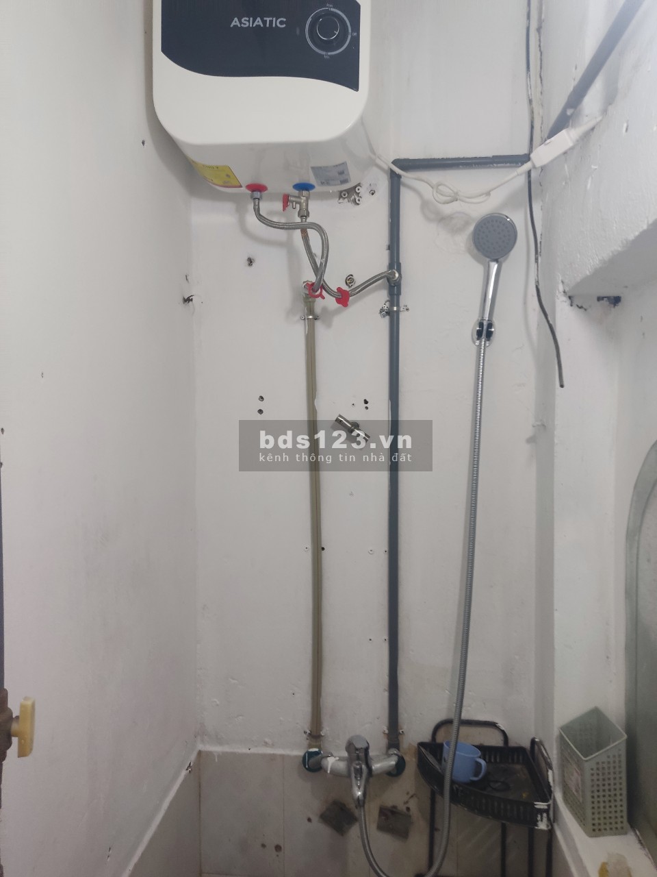 Cho thuê nhà tập thể tầng 2 (nhà riêng tại Định Công), diện tích 40m2 có gác xép, giá 4 triệu/tháng.