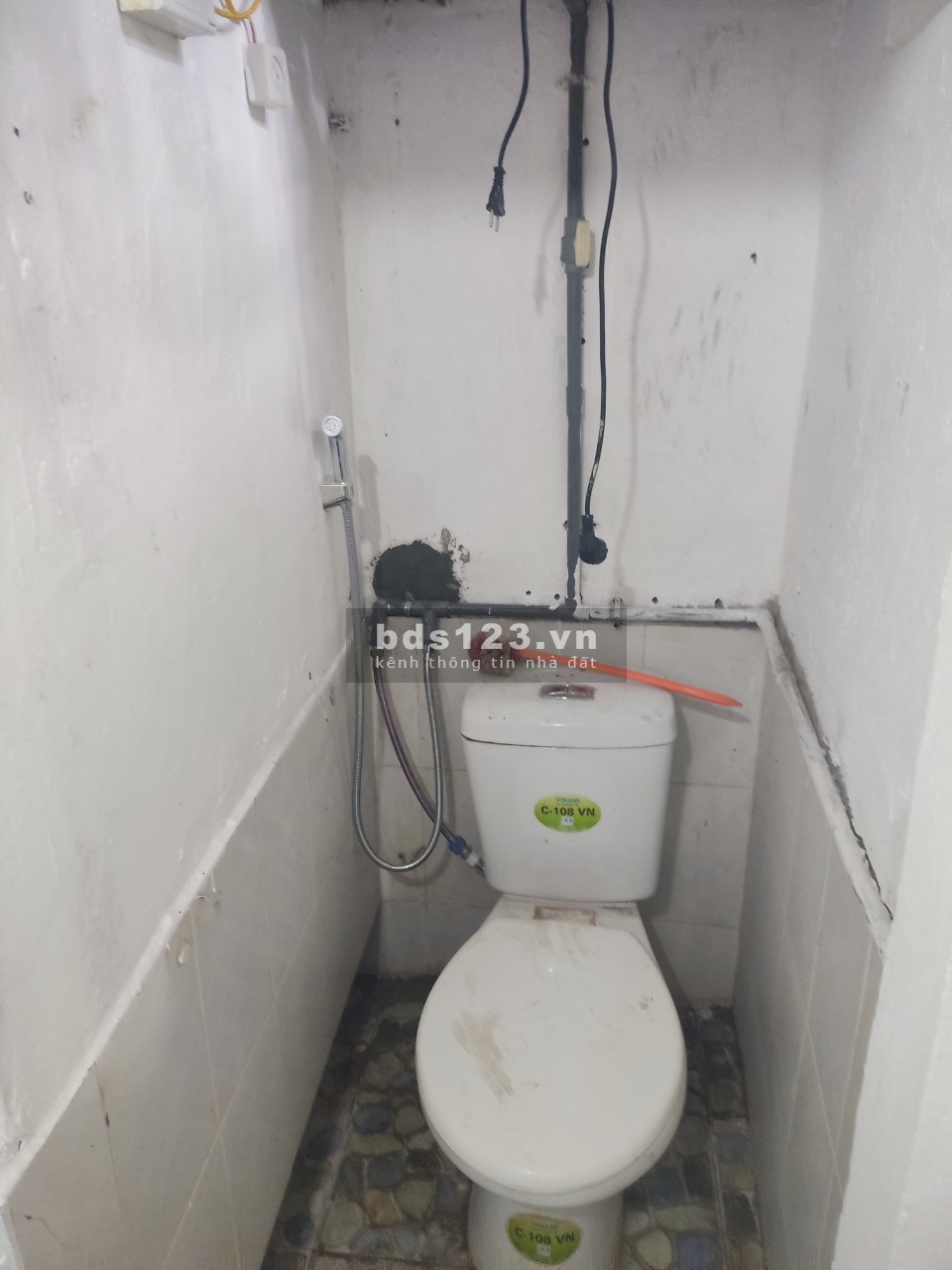 Cho thuê nhà tập thể tầng 2 (nhà riêng tại Định Công), diện tích 40m2 có gác xép, giá 4 triệu/tháng.