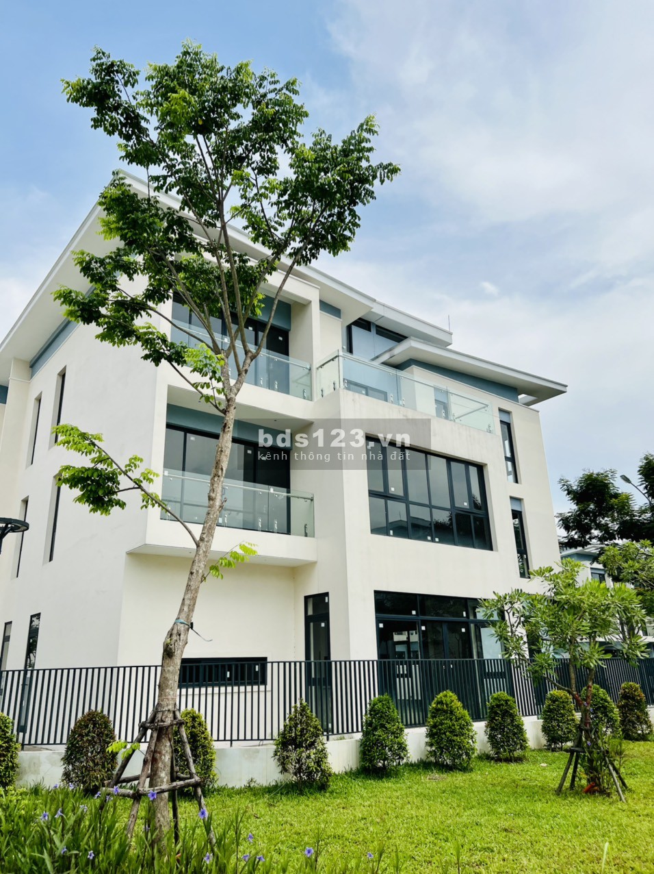 Bán Biệt Thự Hà Đông. Diện tích 189m, 4 tầng, Mt 9m. Bám mặt đường lê Quang Đạo, gần công viên.