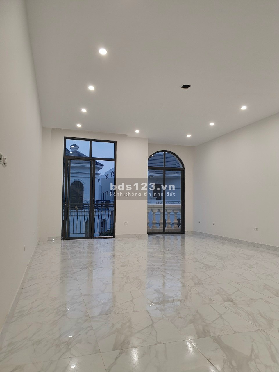 Shophouse hoàn thiện 5 tầng Sao Biển giá 15.6 tỷ tại Vin Gia Lâm, Hà Nội (0985941715)