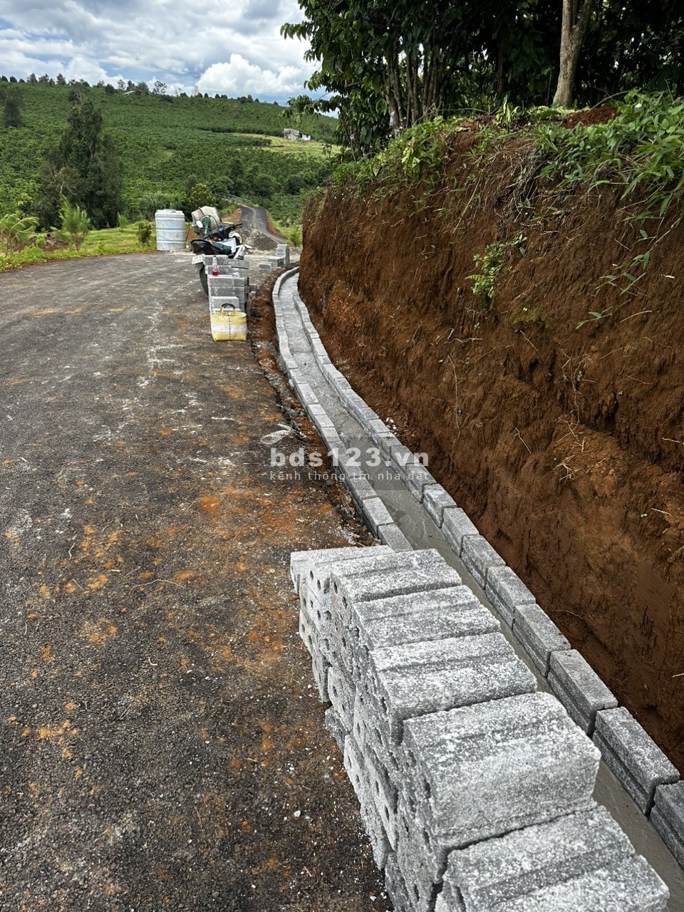 Người thân cần bán gấp lô đất nền kề suối - 378 triệu 105m2 sẵn thổ cư - Đã có sổ công chứng ngay