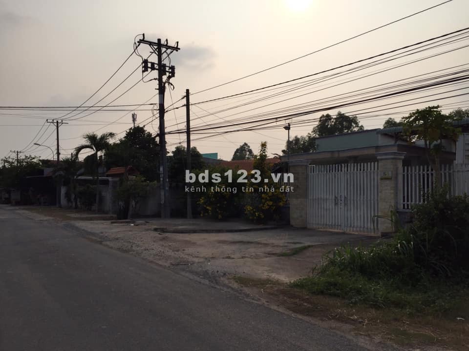 Đất thổ cư toàn bộ, nằm ngay MT đường xe hơi quay đầu. xã TTĐông, CChi gần chợ HócMôn. 12x30m. 5.2T