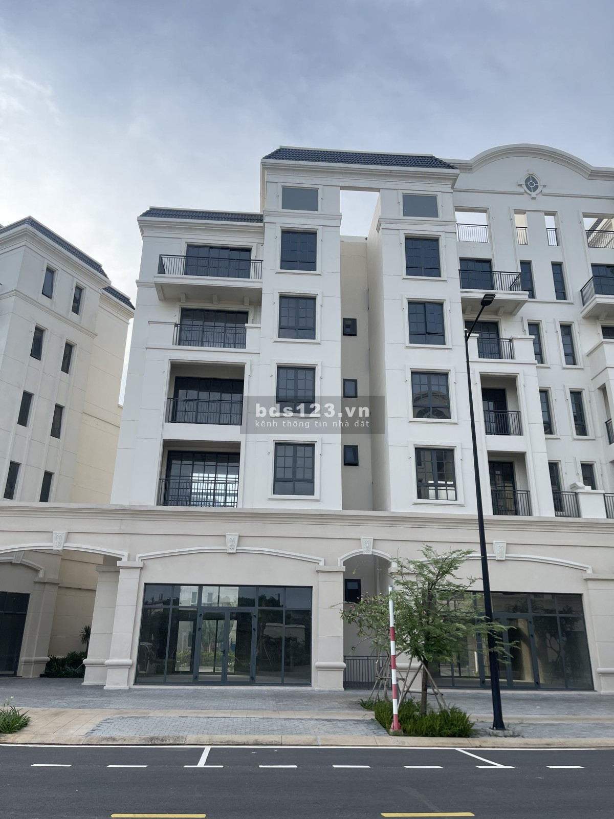 Cần bán Shophouse căn Góc 2 mặt tiền đường lớn 30m, gần trường học, công viên 22ha, giá 13 tỷ full.