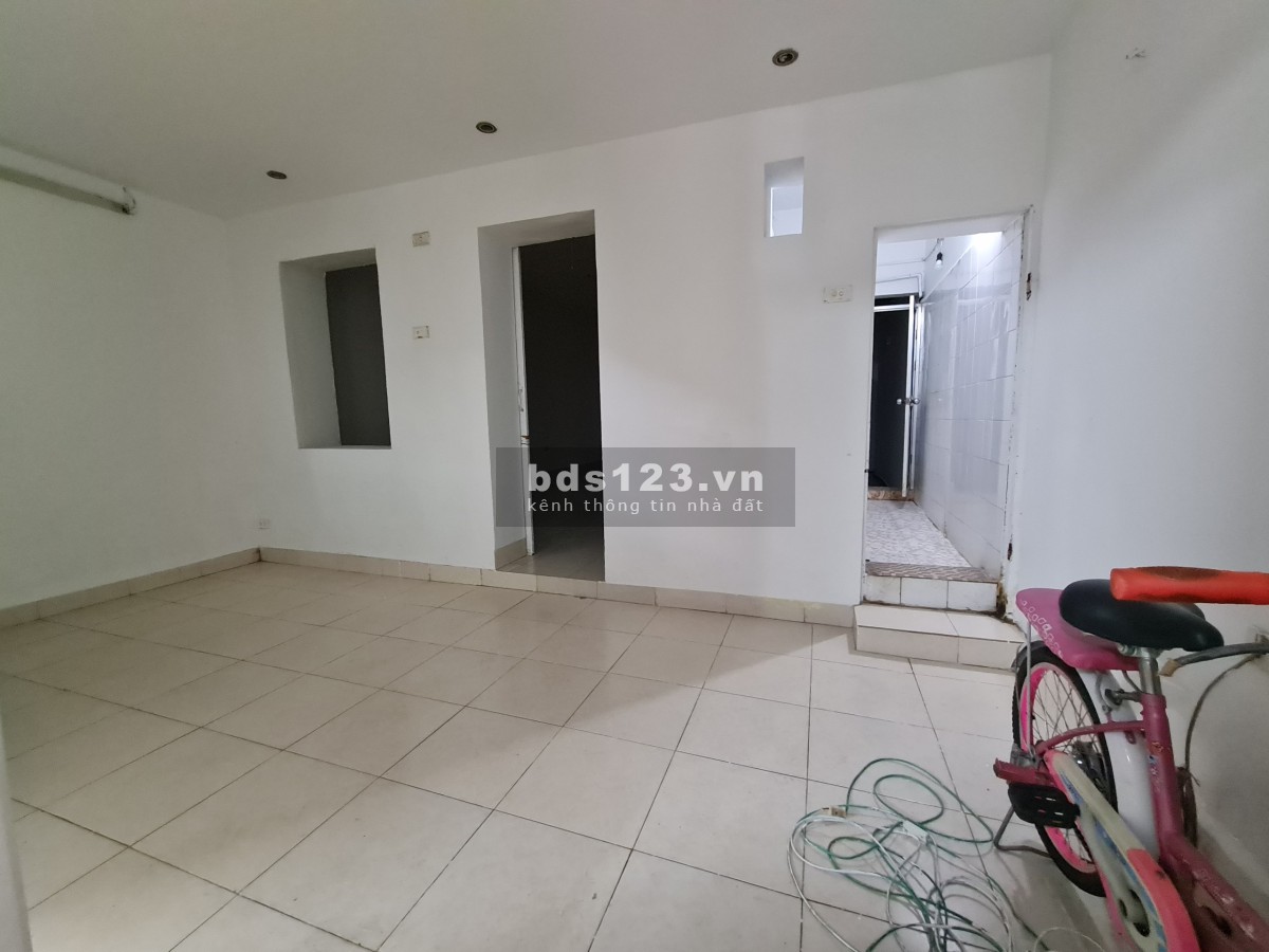 Chính chủ rao bán căn tập thể tầng 1 - Mặt đường lớn