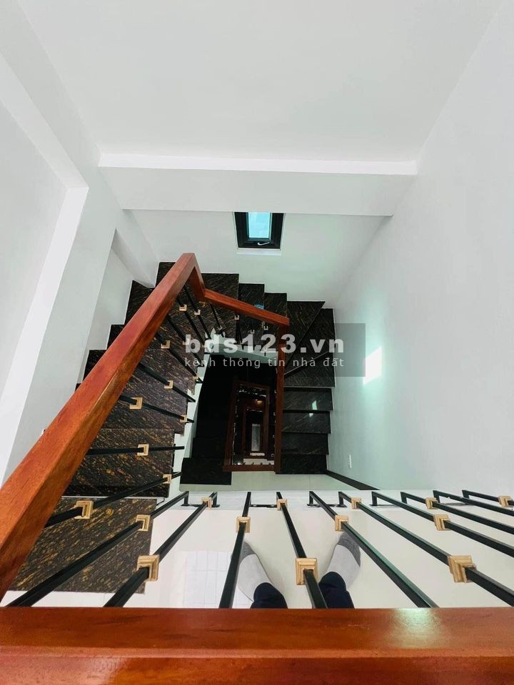 Bán nhà phố Quan Hoa, ngõ rộng, tiện giao thông, nhà 3 tầng, sổ đỏ chính chủ, sẵn sàng giao dịch.