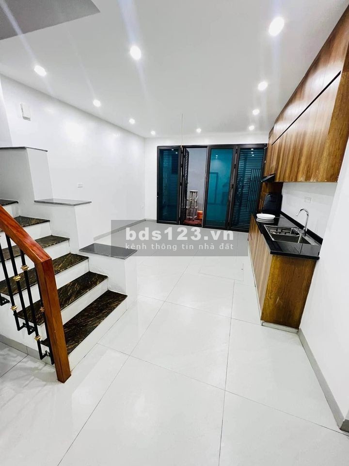Bán nhà phố Quan Hoa, ngõ rộng, tiện giao thông, nhà 3 tầng, sổ đỏ chính chủ, sẵn sàng giao dịch.