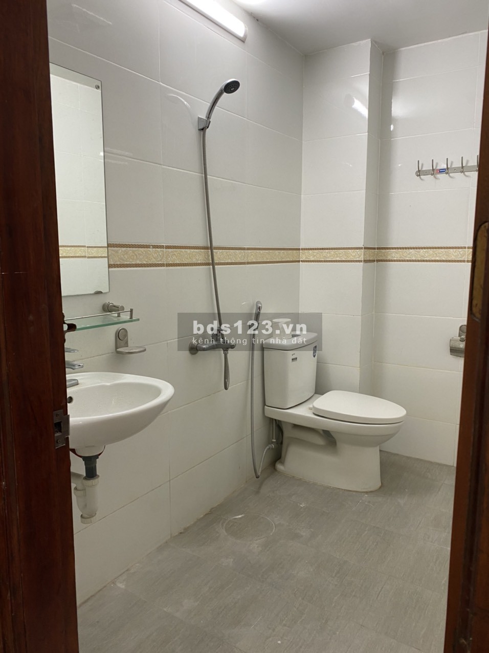 Văn phòng ô tô đỗ cửa - khép kín 50m2 tầng 2 gía hơn 6 triệu , dùng ngay