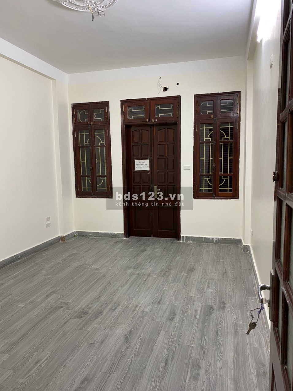 Văn phòng ô tô đỗ cửa - khép kín 50m2 tầng 2 gía hơn 6 triệu , dùng ngay