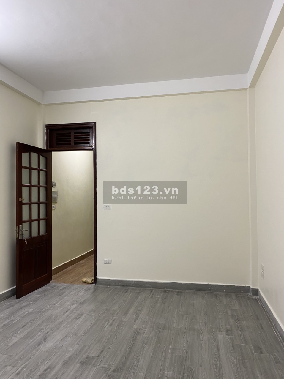 Văn phòng ô tô đỗ cửa - khép kín 50m2 tầng 2 gía hơn 6 triệu , dùng ngay