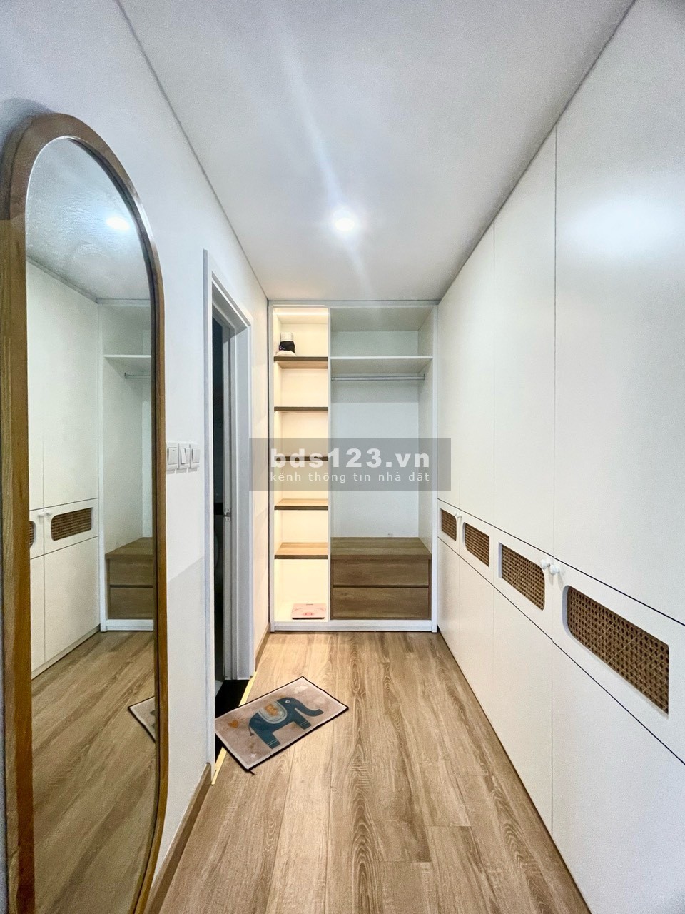 - Bán nhanh căn 3PN 2 WC DT 83 M2 tòa The Pavilion Vinhomes Ocean Park 1, LH: 0379220121