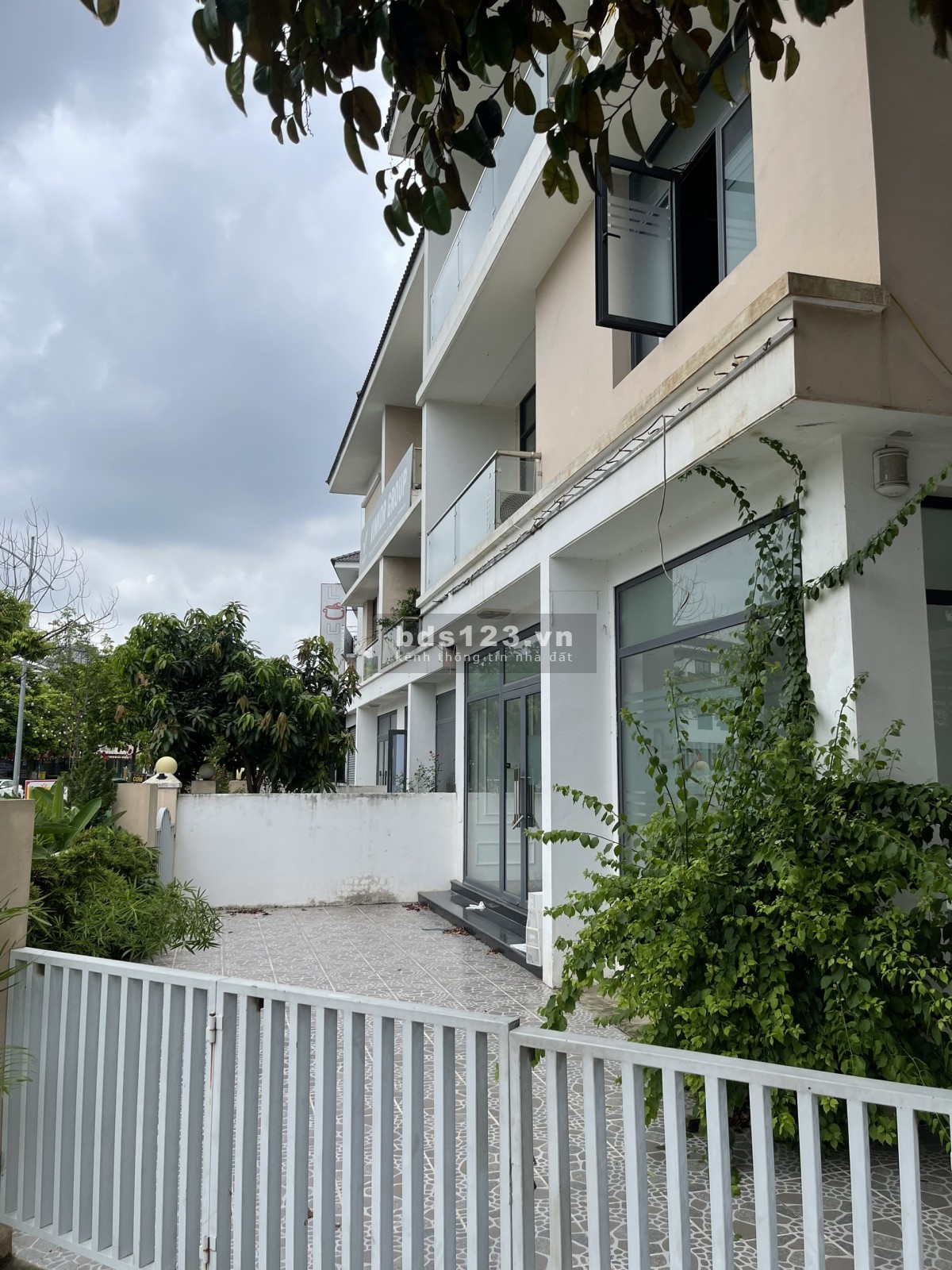Cho thuê lô góc An Phú Shopvilla mặt đường lớn kinh doanh, 198m2 4 tầng, giá cả hấp dẫn