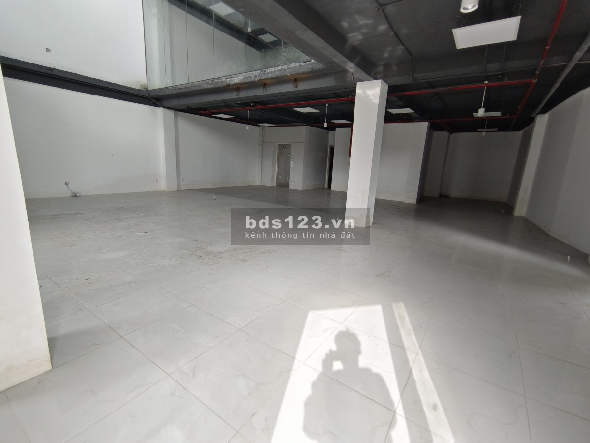 Cho thuê tòa nhà 2 mặt tiền đường Hoàng Dư Khương, quận 10.