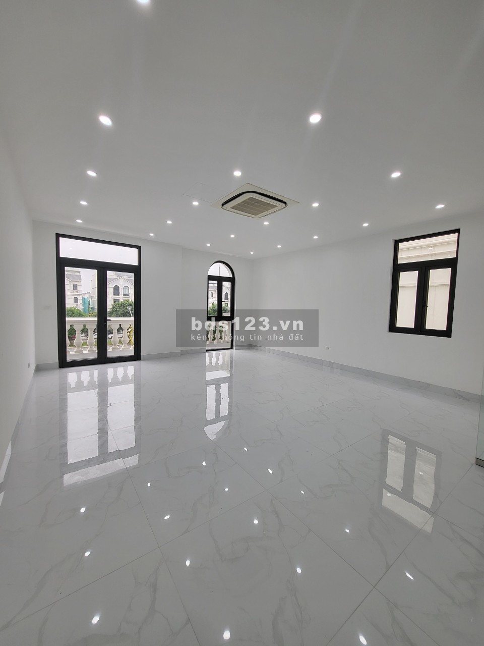 Shophouse Ngọc Trai hoàn thiện mặt đường 52m, gần 66 toàn chung cư Vin Gia Lâm (0985941715)