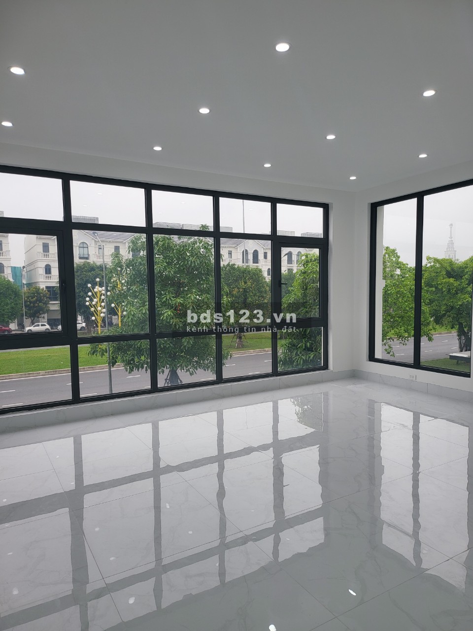 Shophouse Ngọc Trai hoàn thiện mặt đường 52m, gần 66 toàn chung cư Vin Gia Lâm (0985941715)
