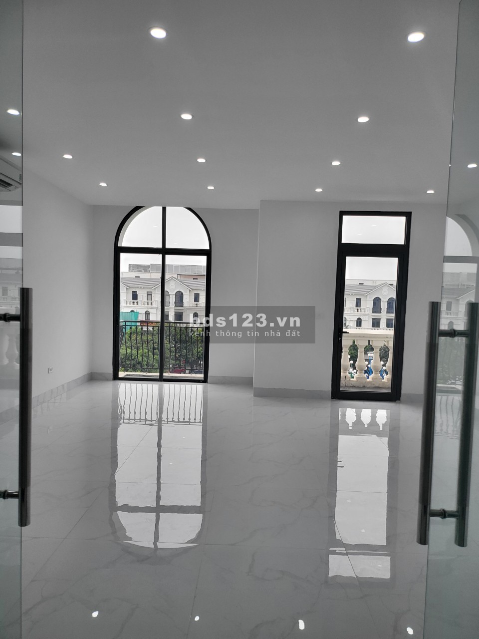 Shophouse Ngọc Trai hoàn thiện mặt đường 52m, gần 66 toàn chung cư Vin Gia Lâm (0985941715)