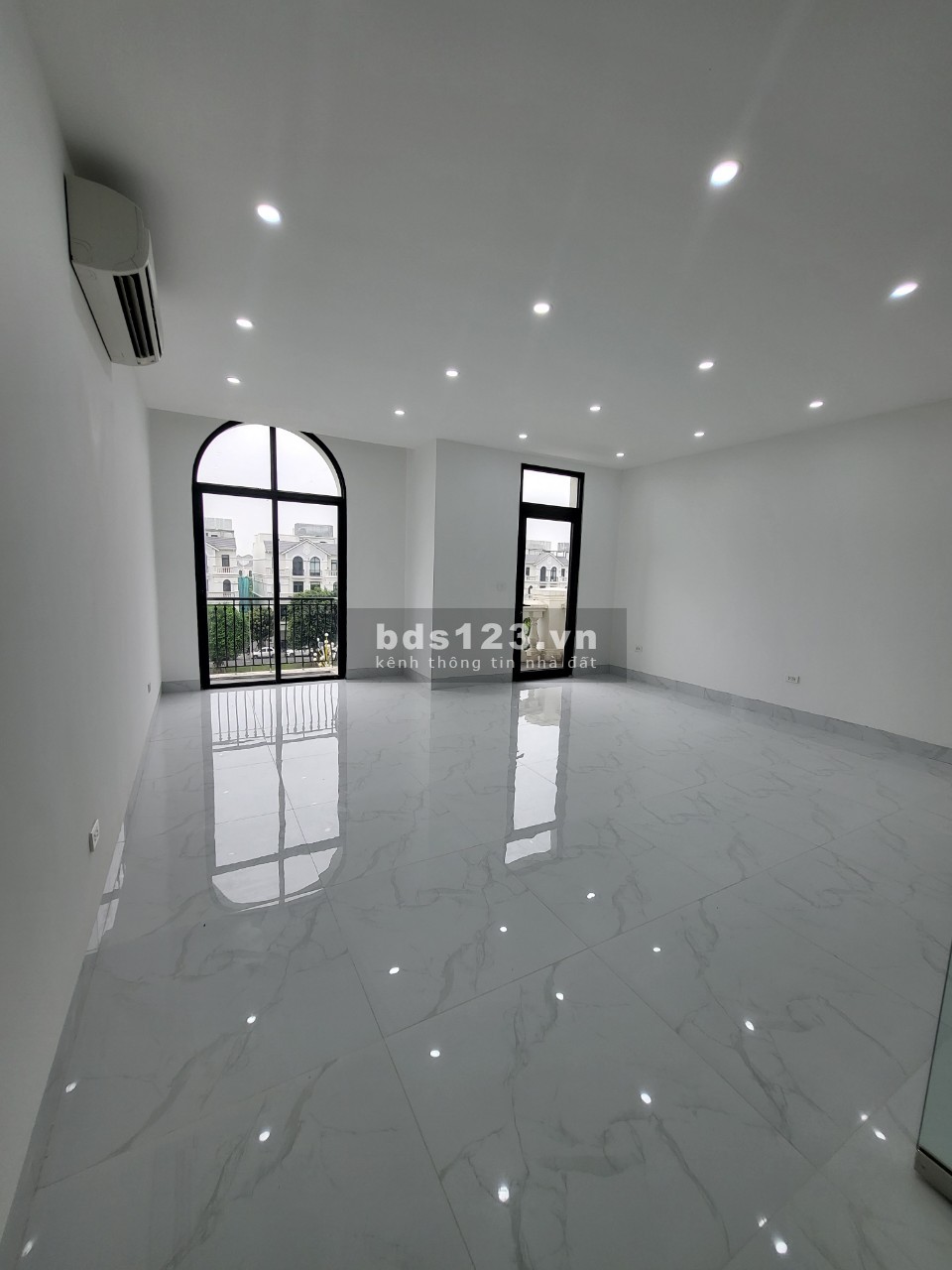 Shophouse Ngọc Trai hoàn thiện mặt đường 52m, gần 66 toàn chung cư Vin Gia Lâm (0985941715)