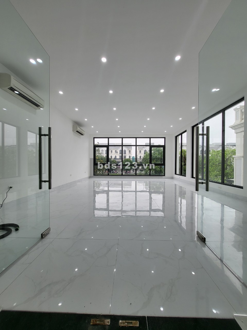 Shophouse Ngọc Trai hoàn thiện mặt đường 52m, gần 66 toàn chung cư Vin Gia Lâm (0985941715)