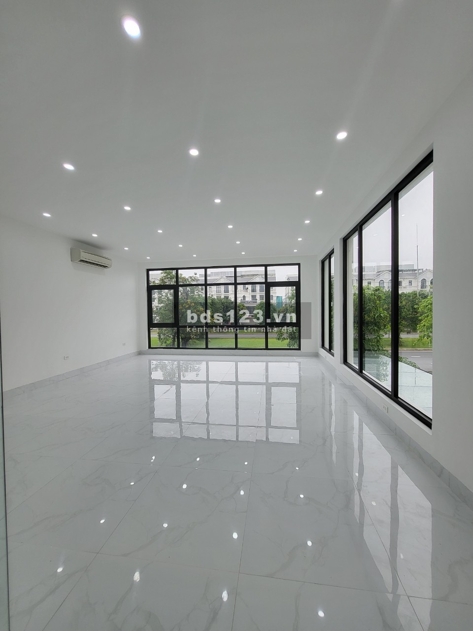 Shophouse Ngọc Trai hoàn thiện mặt đường 52m, gần 66 toàn chung cư Vin Gia Lâm (0985941715)