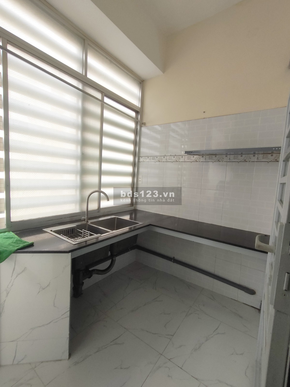 Chung cư Screc Tower - Trường Sa - Quận 3 75m2 13tr5. Nội thất cơ bản, ban công thoáng mát
