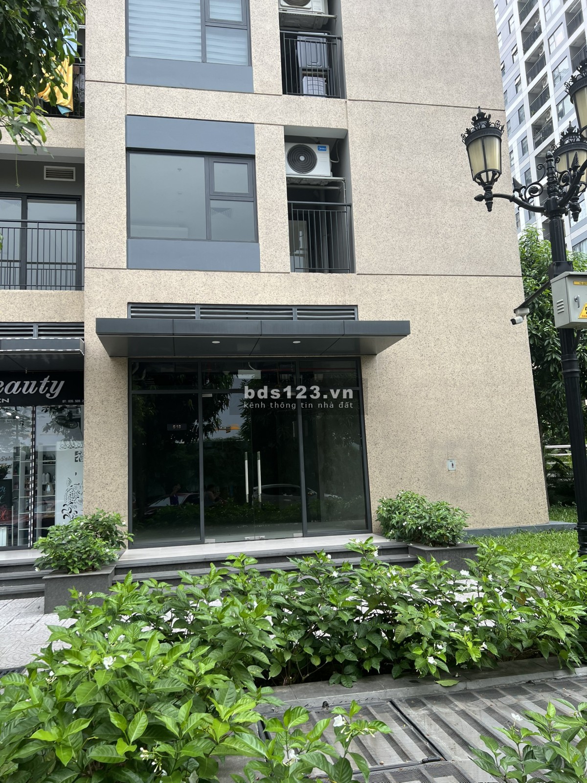 Bán Shop chấn đế tòa SA3 đông dân cư, gần trượng học, điểm xe bus Vinhomes Smart City giá 150tr/m