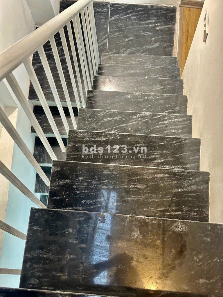 Chính chủ cần bán nhà ngõ 201 Đê Tô Hoàng 18m x4 tâmg, giá 2.35 tỷ